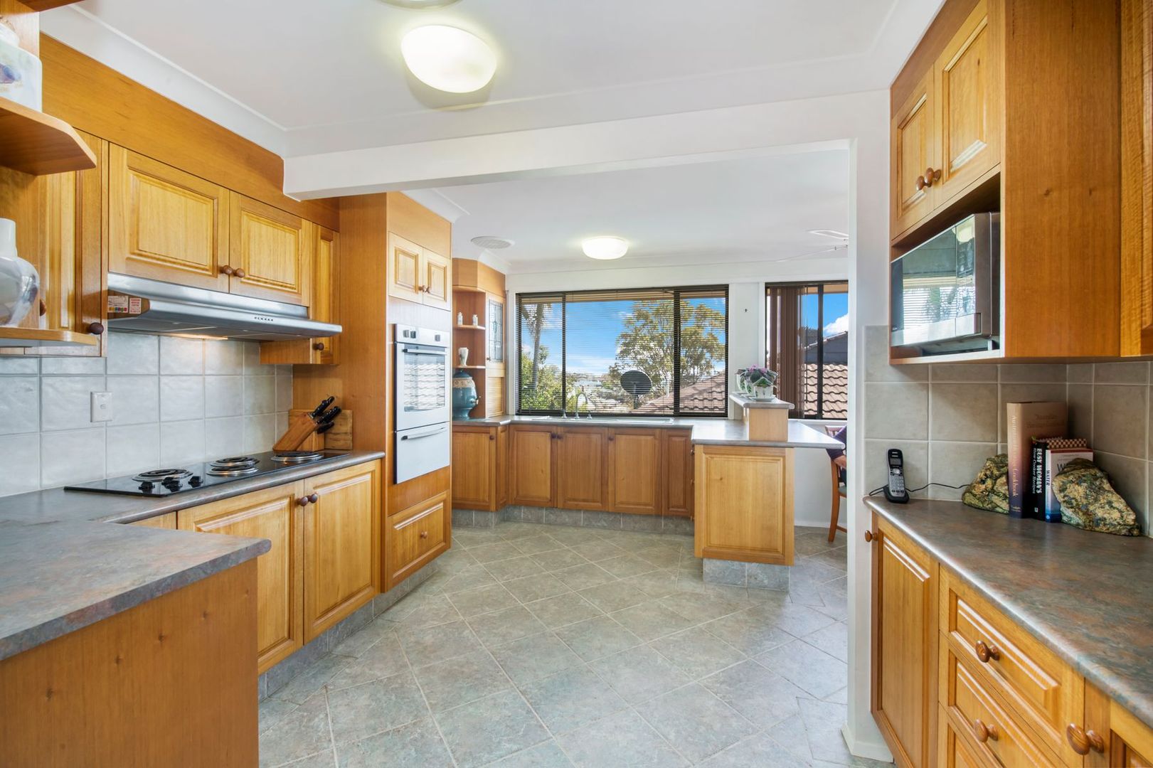 2 Jonathon Close, Bateau Bay NSW 2261, Image 2