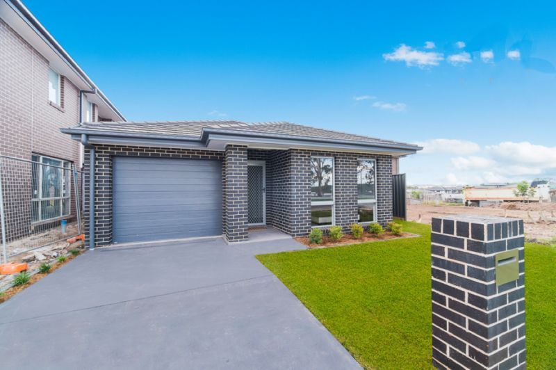 4 bedrooms House in 55 Orlagh Circuit RIVERSTONE NSW, 2765