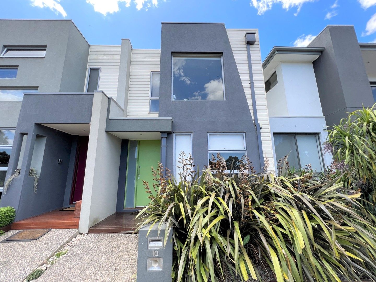 3 bedrooms Townhouse in 10 Jolimont Street CAROLINE SPRINGS VIC, 3023