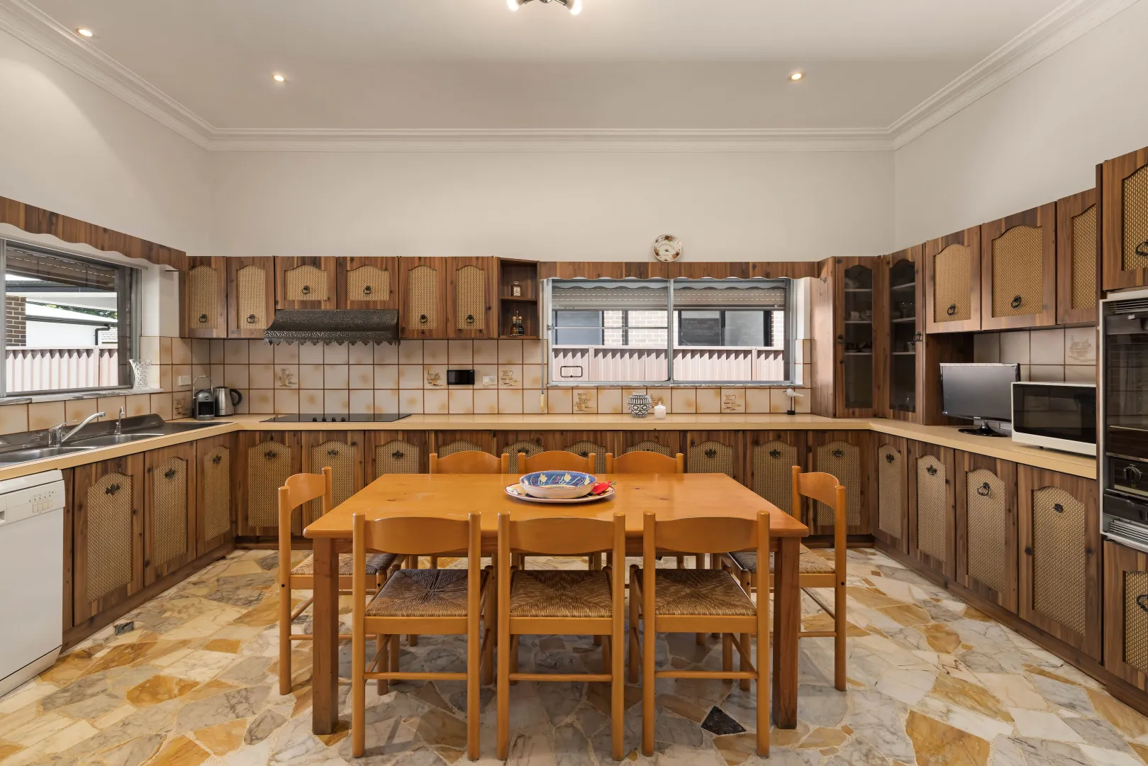 Pole position family home in highly sought after family locale - View 3