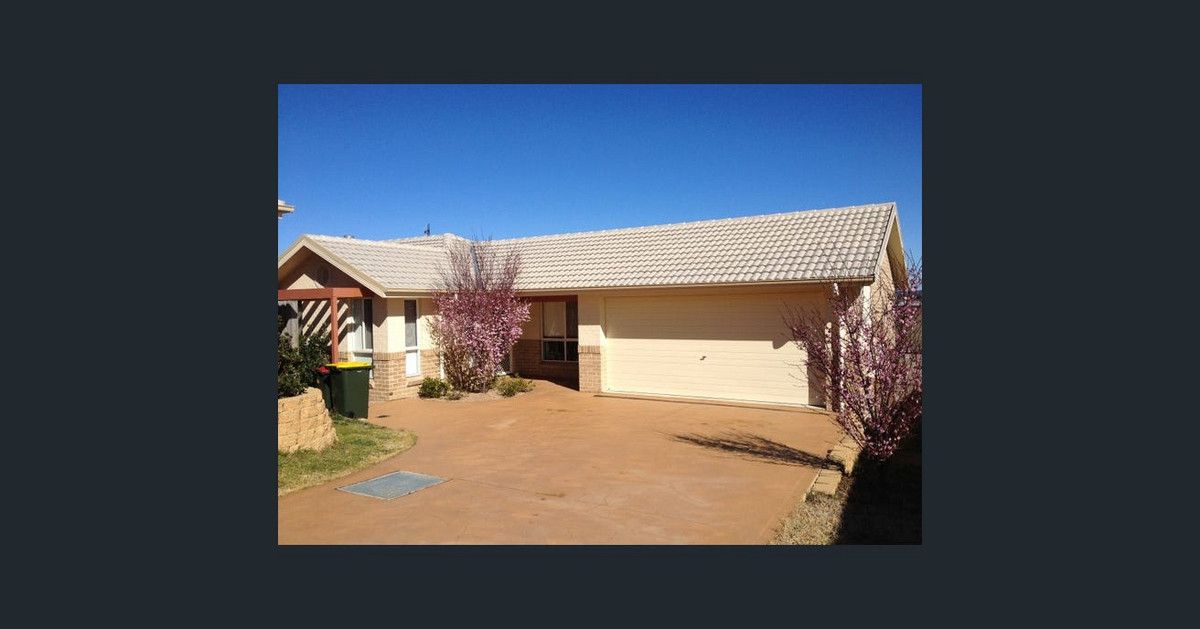 4 bedrooms House in 12 Stombuco Place GOULBURN NSW, 2580