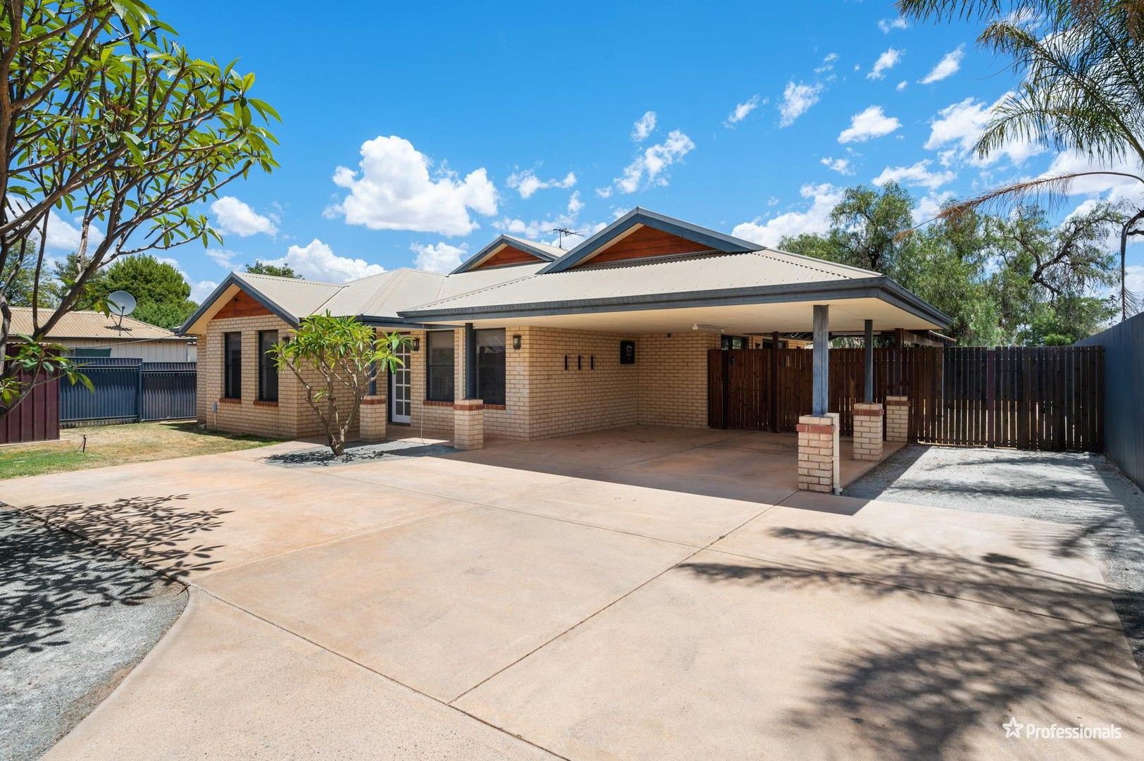 4 bedrooms House in 6a Turner Street SOUTH KALGOORLIE WA, 6430