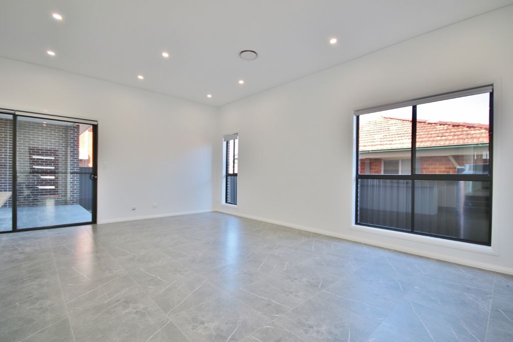 6 Ayres Crescent, Georges Hall NSW 2198, Image 2