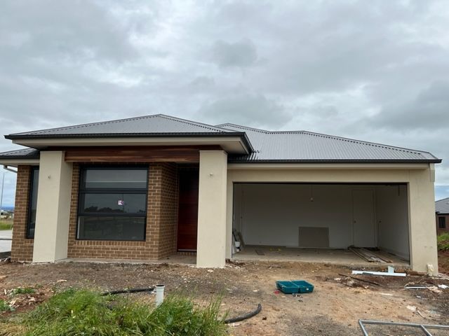 4 bedrooms House in 12 Camelon Avenue THORNHILL PARK VIC, 3335