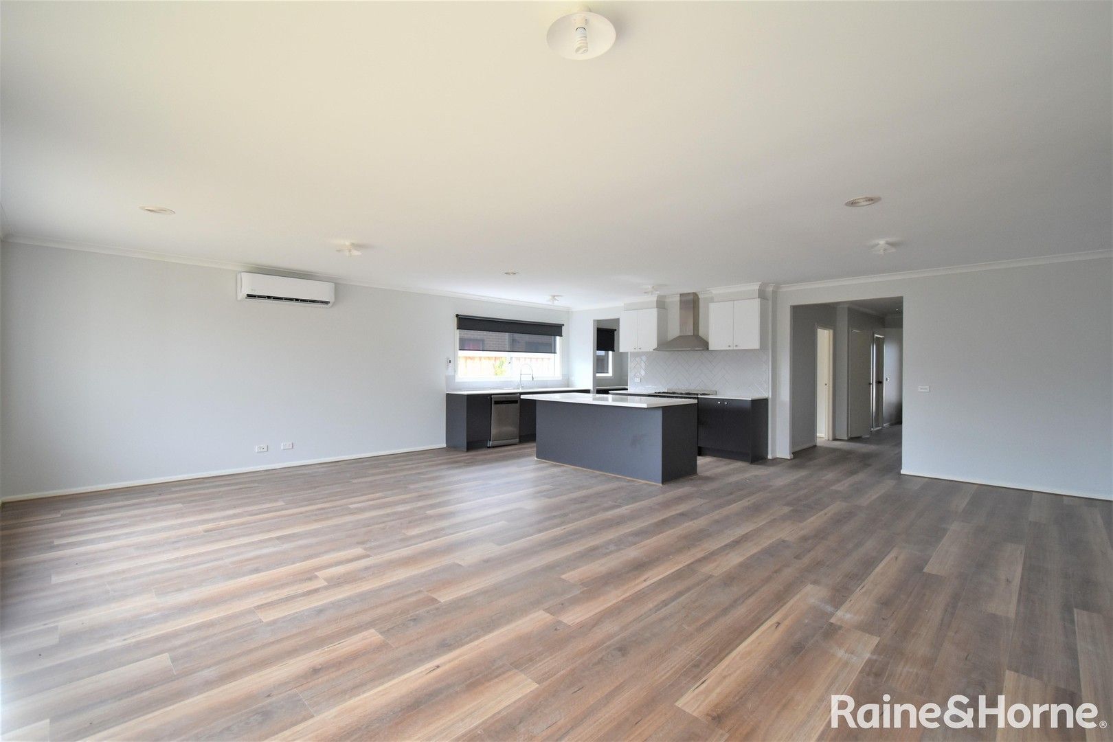 4 bedrooms House in 4 Whinstone Avenue CLYDE VIC, 3978