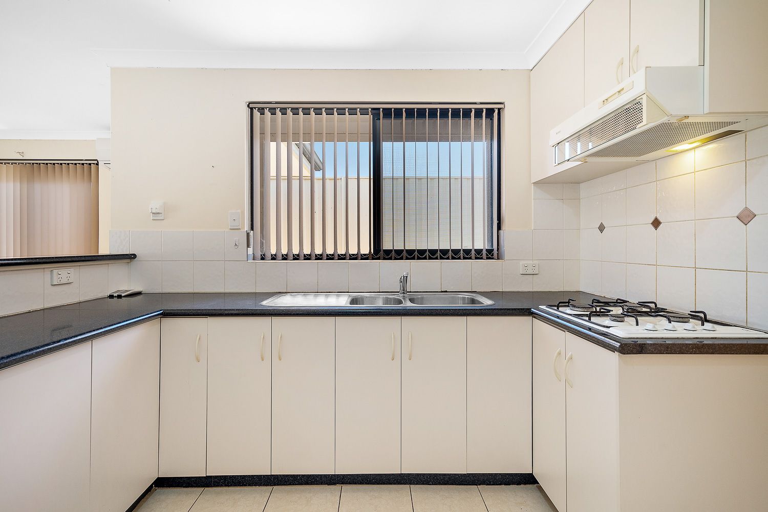 3/6 Anka Gardens, Lake Coogee WA 6166, Image 2