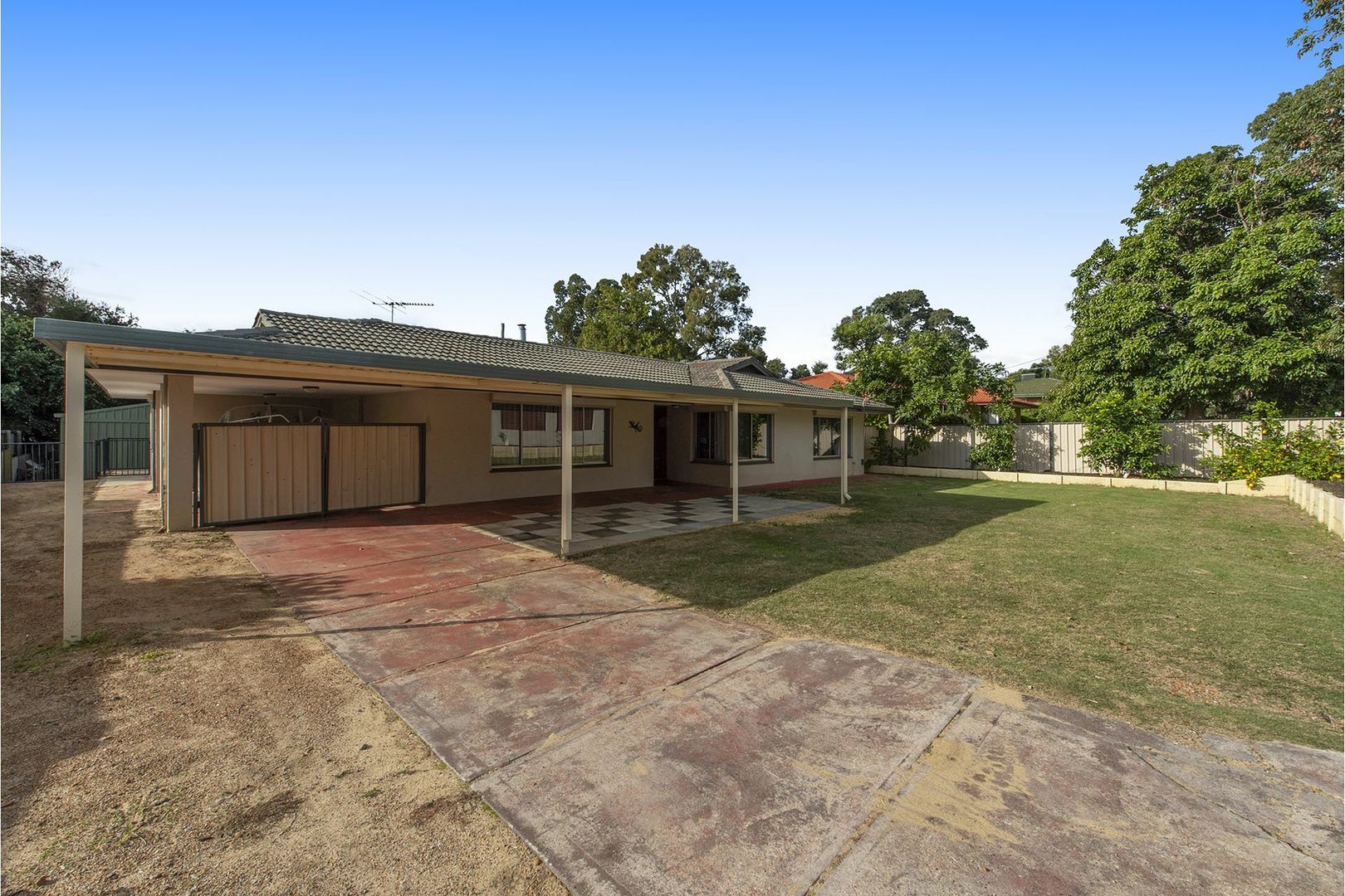 4 bedrooms House in 226 Kalamunda Road MAIDA VALE WA, 6057