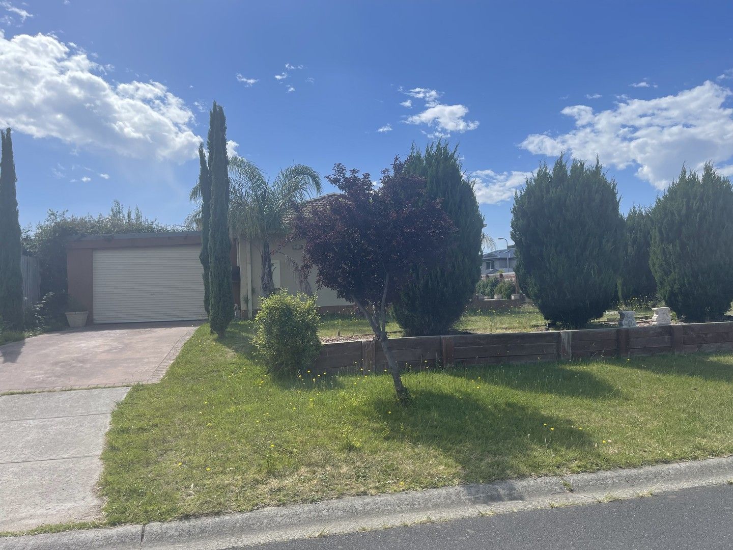 3 bedrooms House in 10 Girvan Court ENDEAVOUR HILLS VIC, 3802