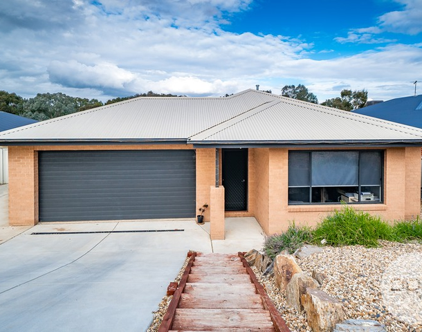 27 Sunvale Crescent, Estella NSW 2650