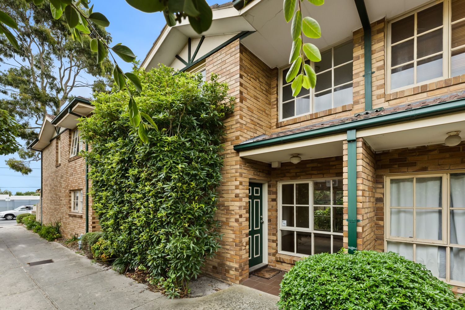 2 bedrooms Townhouse in 2/140 Poath Road HUGHESDALE VIC, 3166