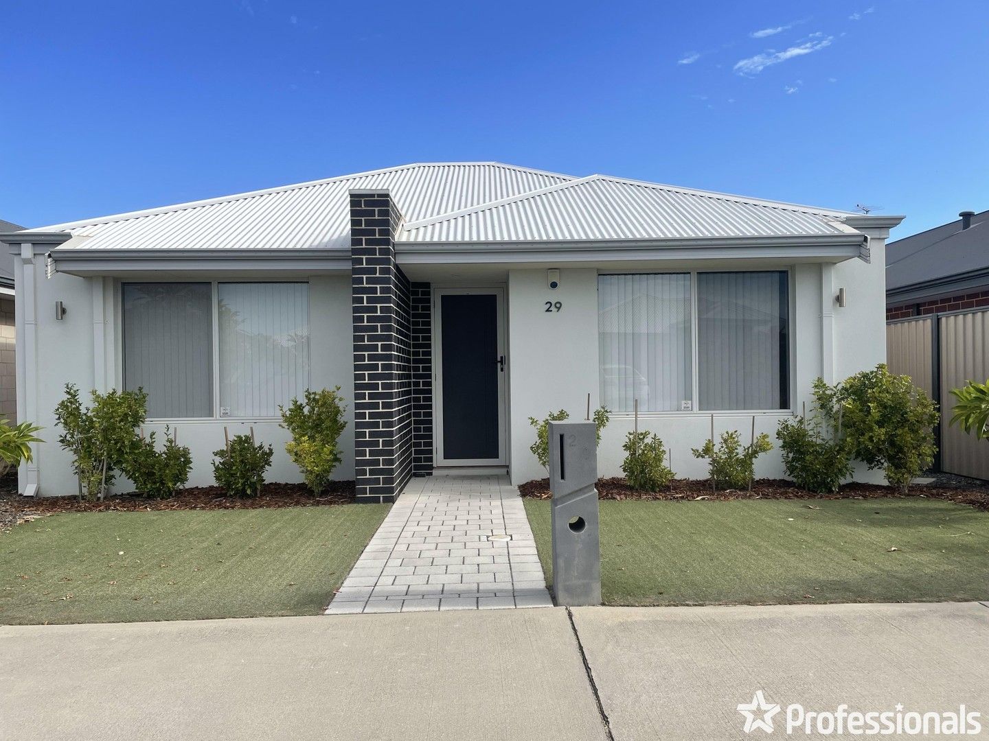 4 bedrooms House in 29 Calvera Gardens PIARA WATERS WA, 6112