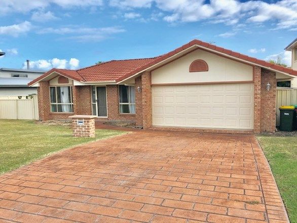 4 bedrooms House in 8 Surfsound Ave WALLABI POINT NSW, 2430
