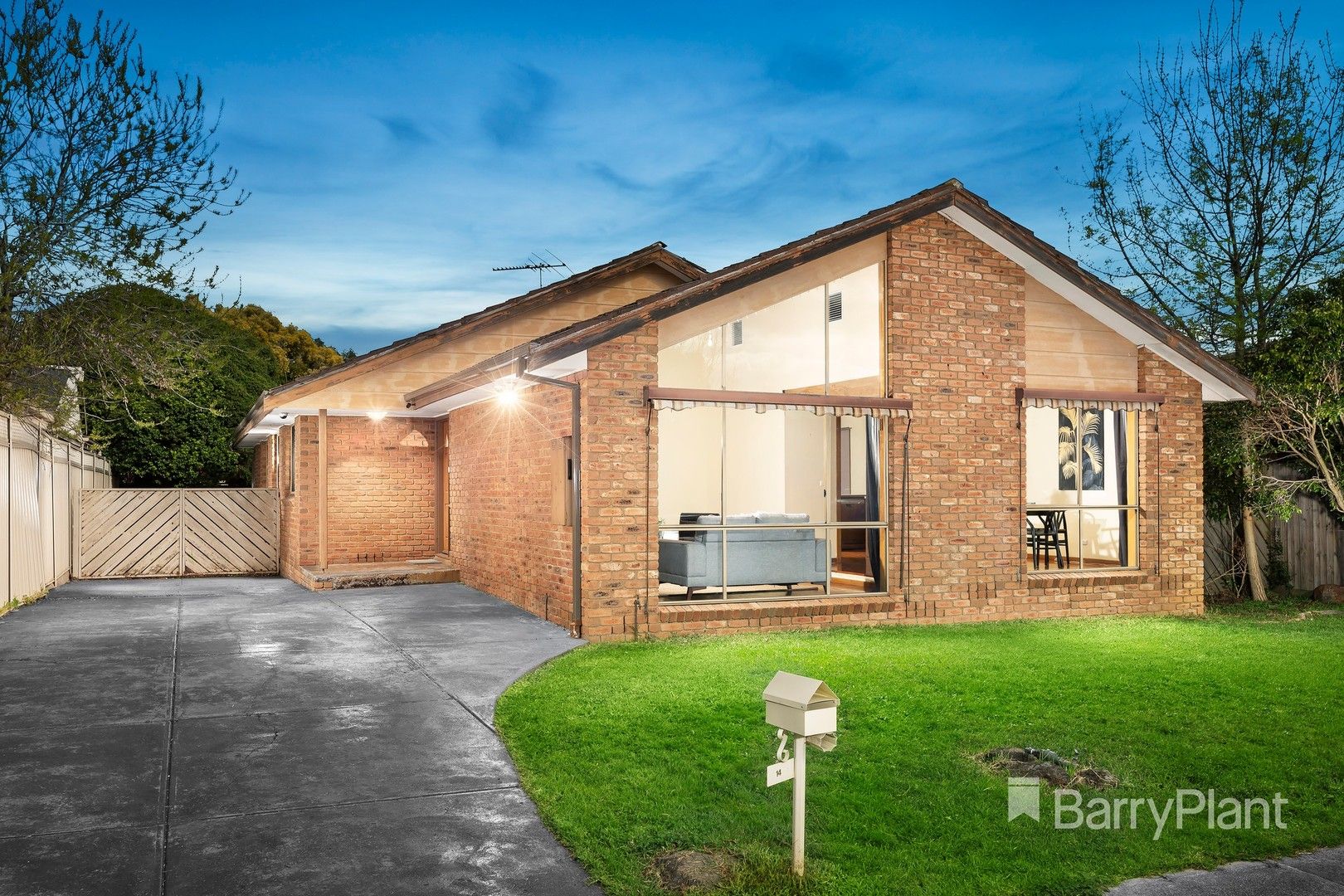4 bedrooms House in 14 Veronica Crescent MILL PARK VIC, 3082