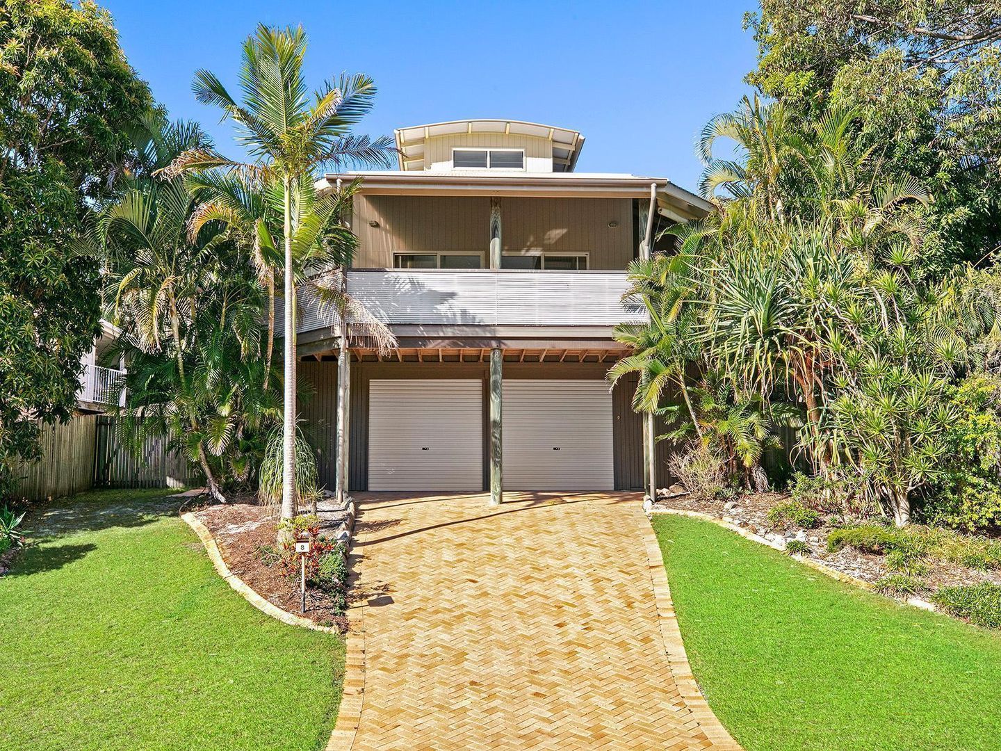 8 Driftwood Drive, Castaways Beach Property History & Address