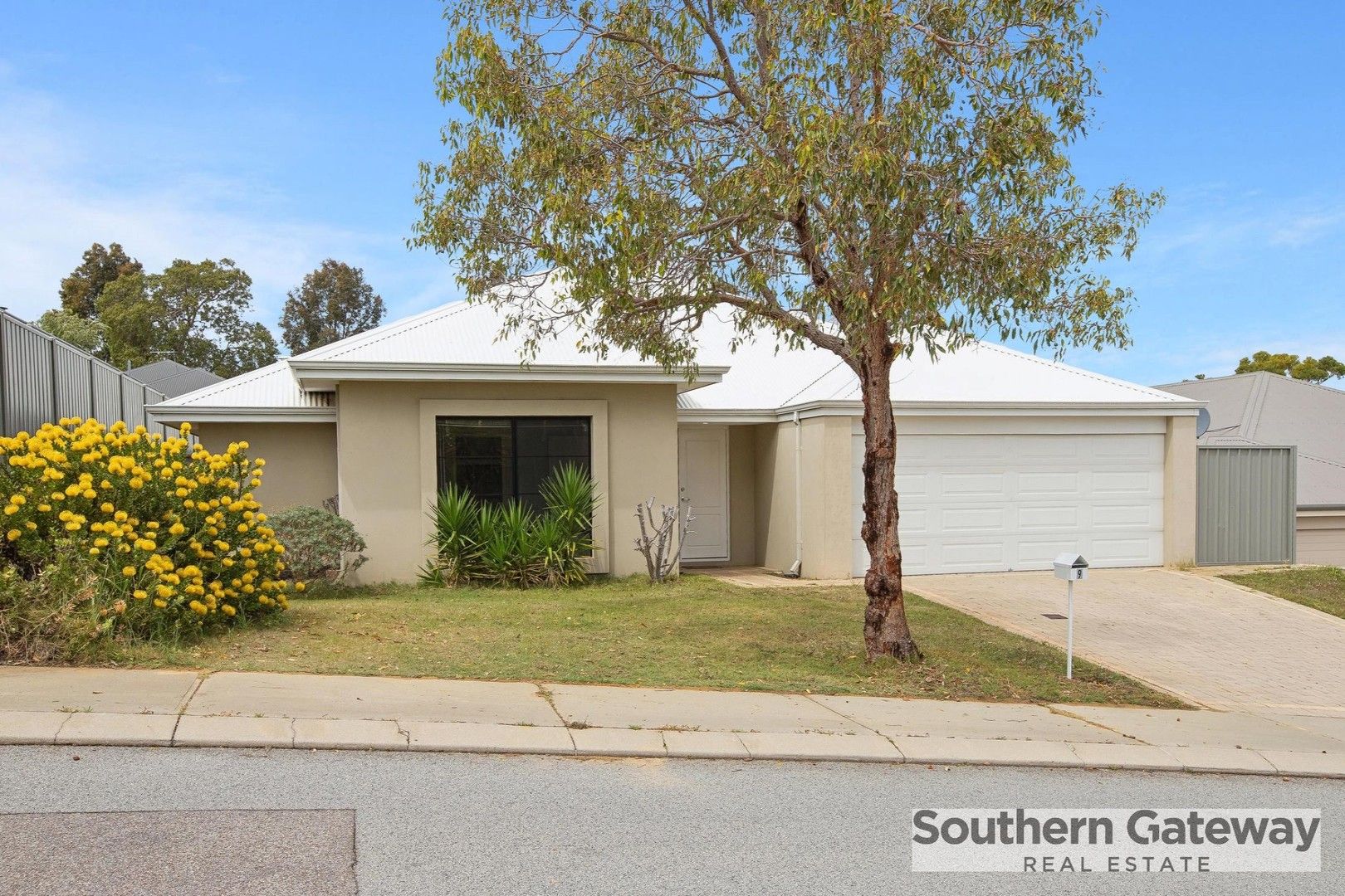 4 bedrooms House in 9 Shaftesbury Way WELLARD WA, 6170