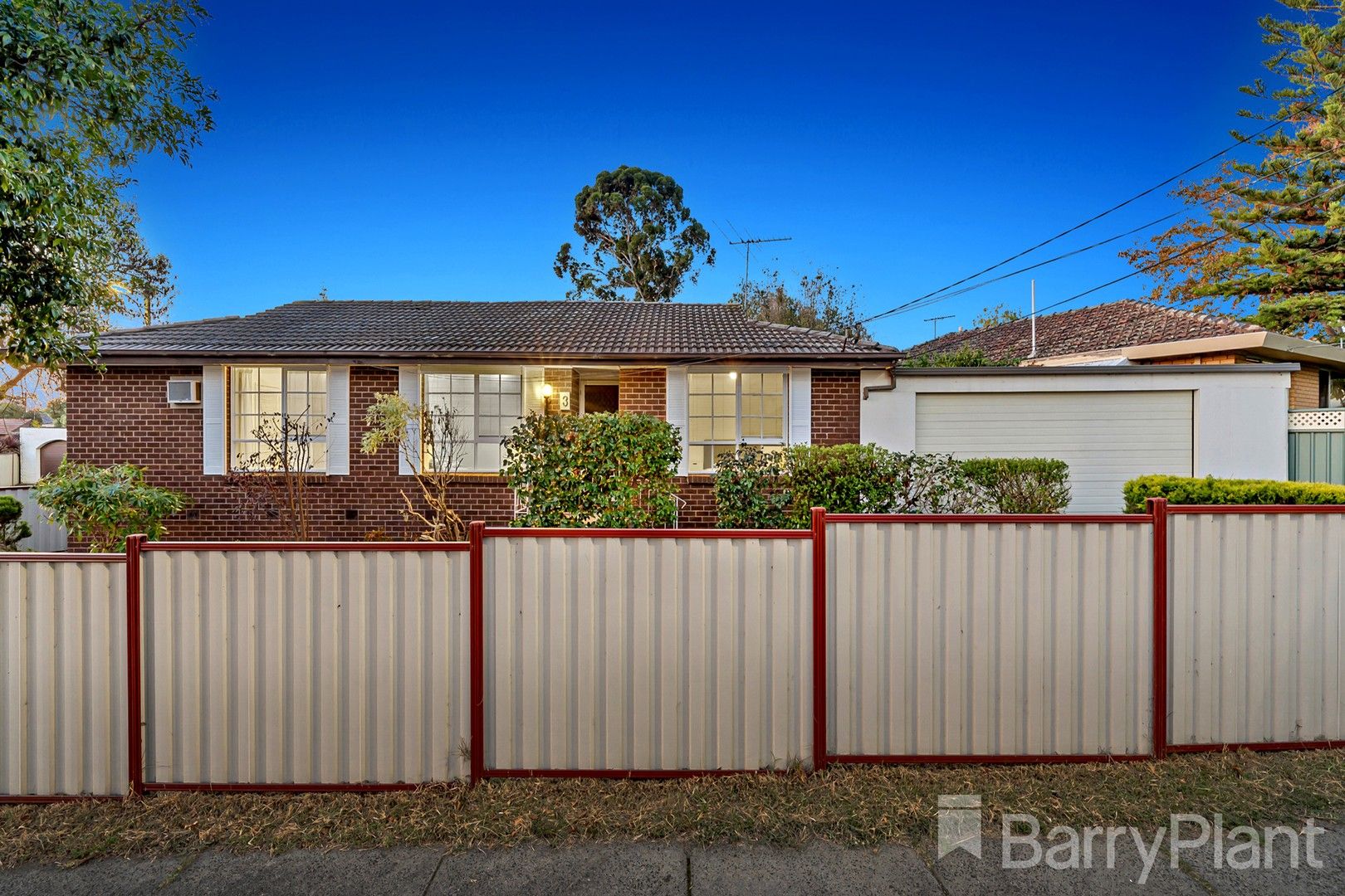 5 bedrooms House in 3 Trafalgar Crescent BUNDOORA VIC, 3083