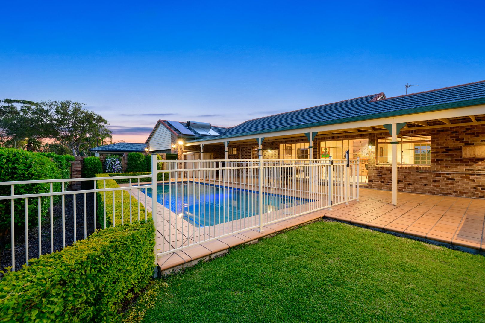 4 Karabella Court, Mermaid Waters QLD 4218, Image 2