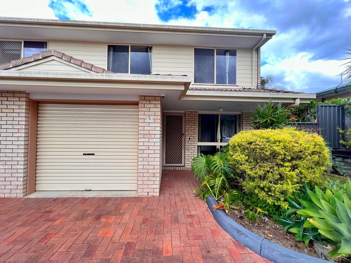 3 bedrooms Townhouse in Damalis Street WOODRIDGE QLD, 4114