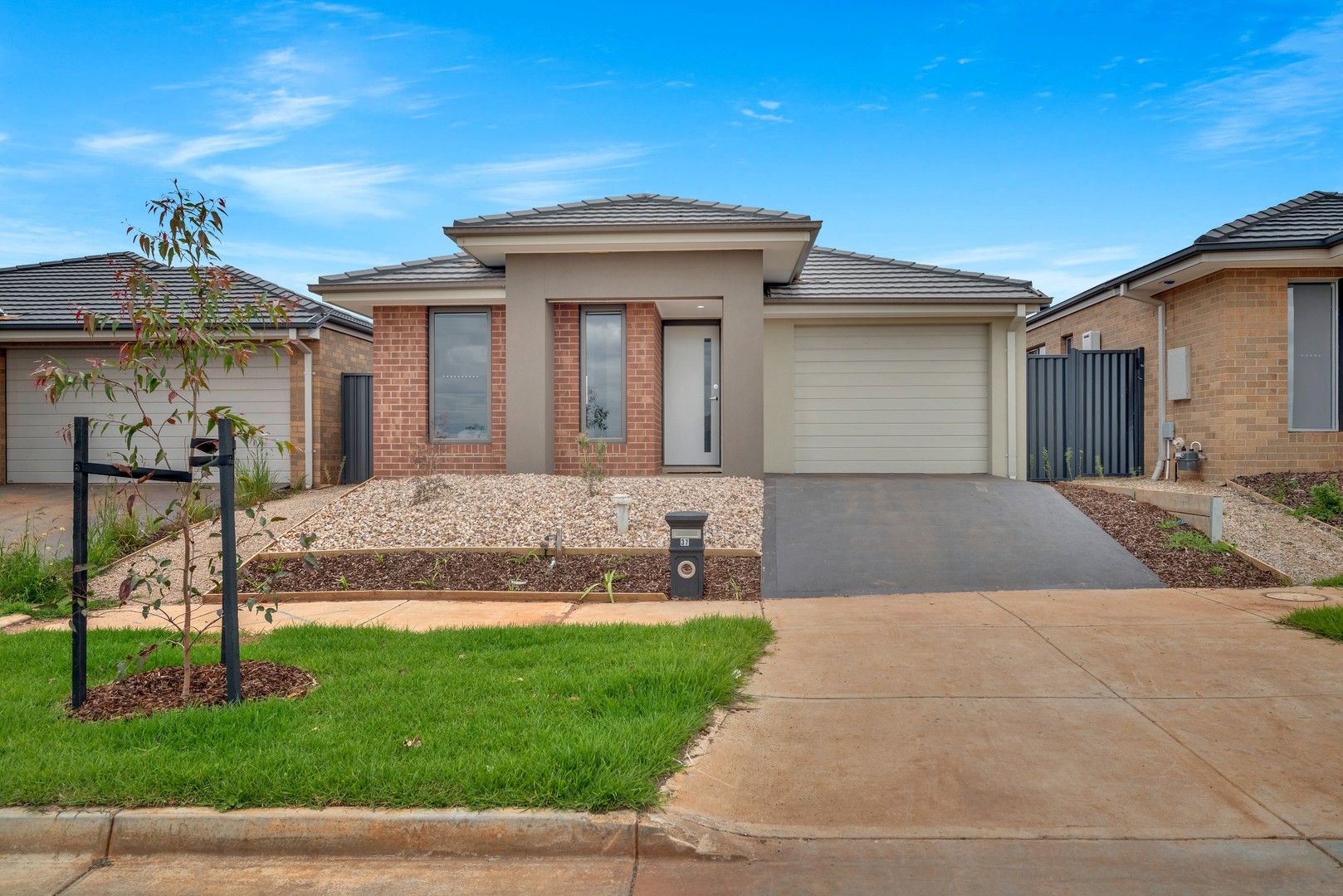 3 bedrooms House in 37 Adelong Bvd COBBLEBANK VIC, 3338