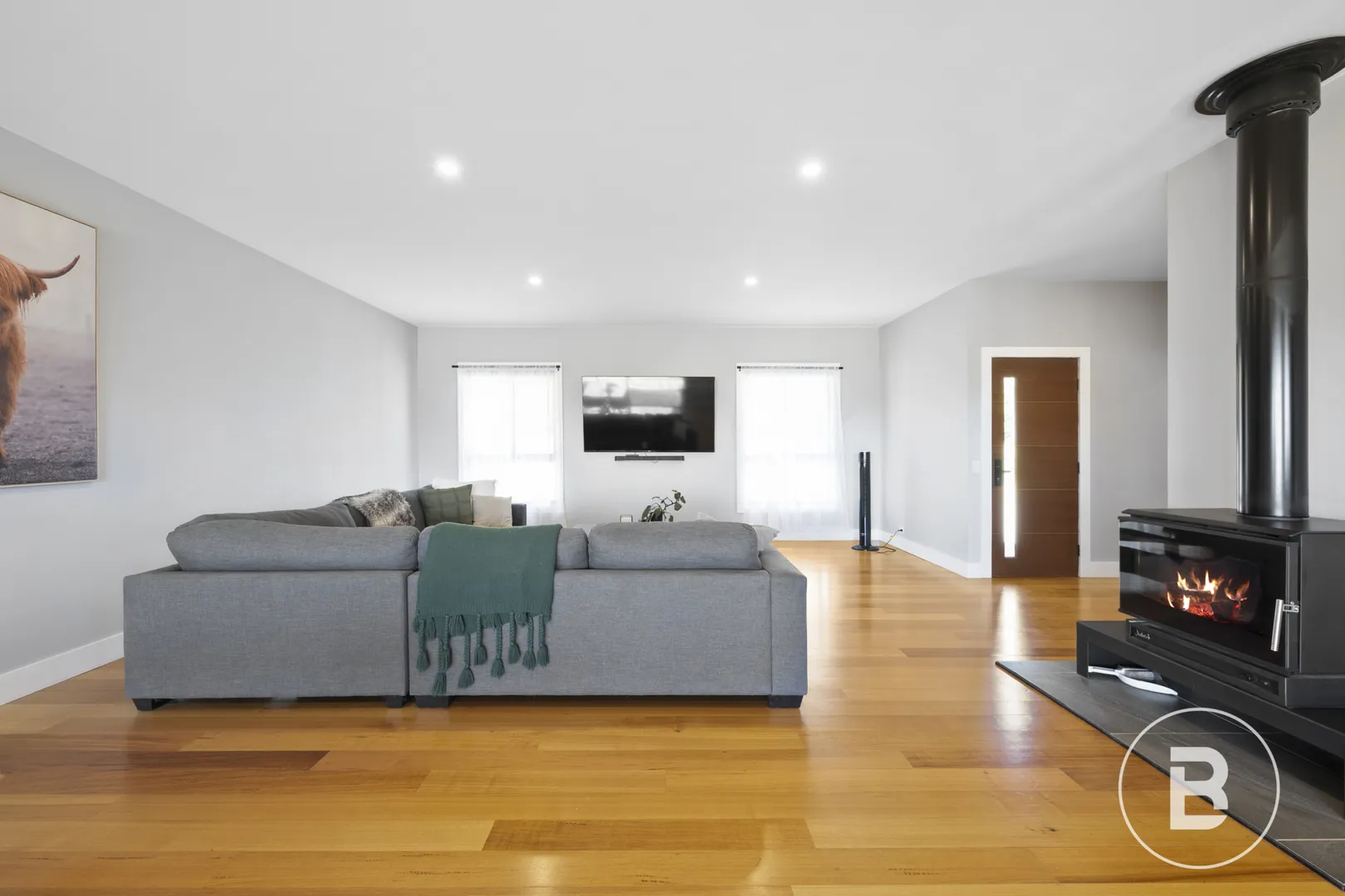 A PREMIUM COUNTRY HOME IN A TIGHTLY HELD LOCALE - View 4