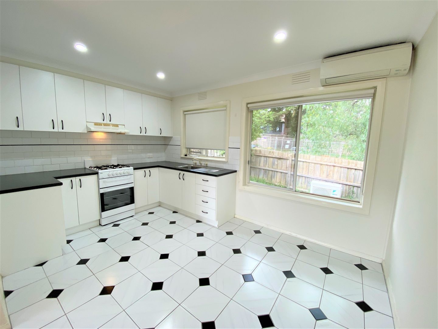 2 bedrooms Apartment / Unit / Flat in 4/15 Merton Street IVANHOE VIC, 3079