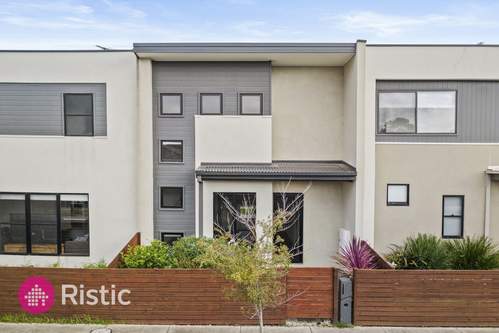3 bedrooms Townhouse in 46 Oscar Circuit ROXBURGH PARK VIC, 3064