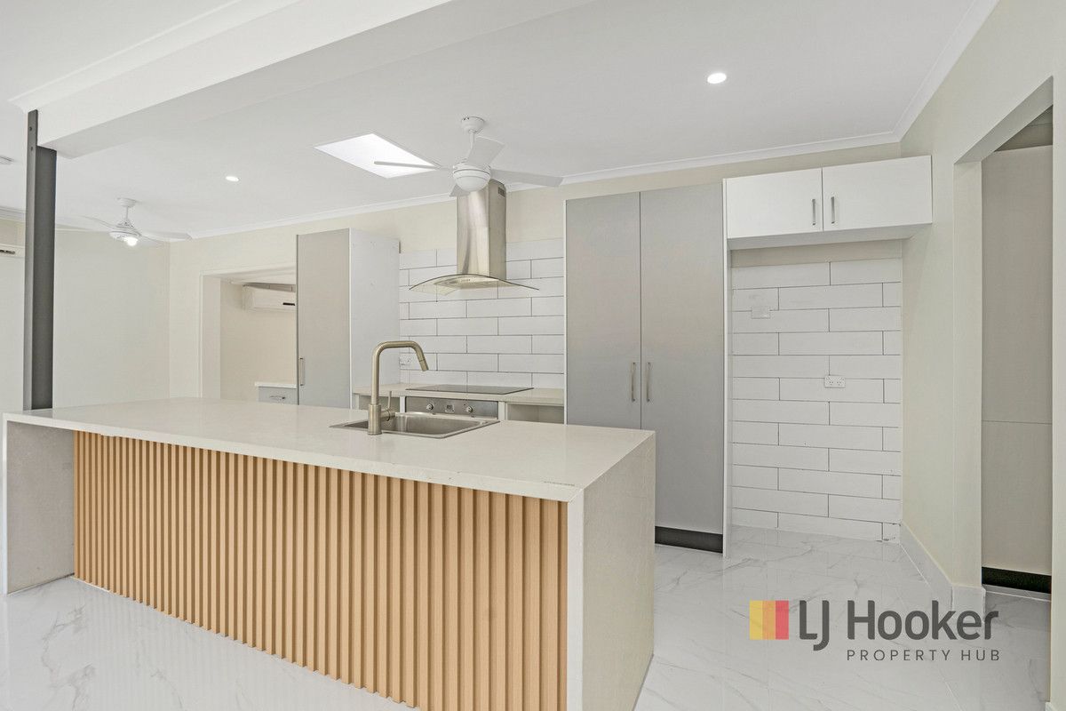 4 bedrooms House in 5 Sommadatta Court MOLENDINAR QLD, 4214