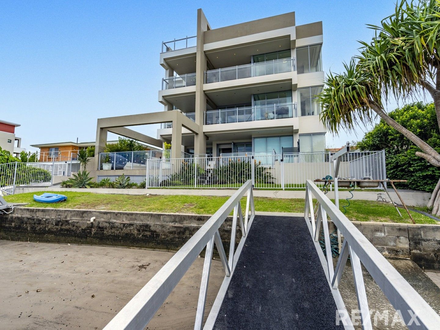 3 bedrooms Apartment / Unit / Flat in 3/11 Canal Avenue RUNAWAY BAY QLD, 4216