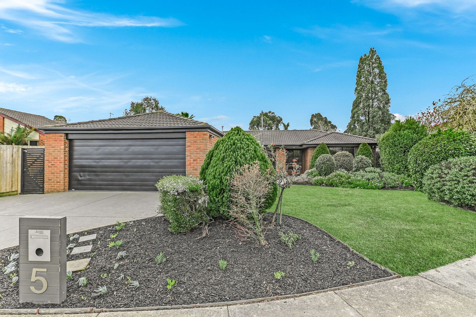 4 bedrooms House in 5 Roxby Court BERWICK VIC, 3806