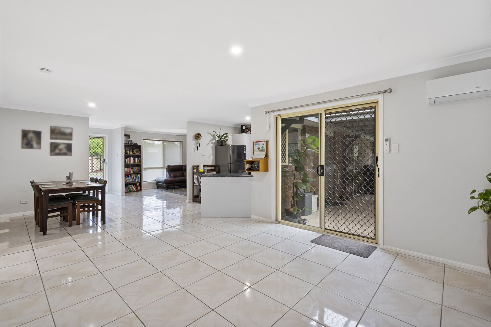 26 Regal Drive, Regents Park QLD 4118, Image 2