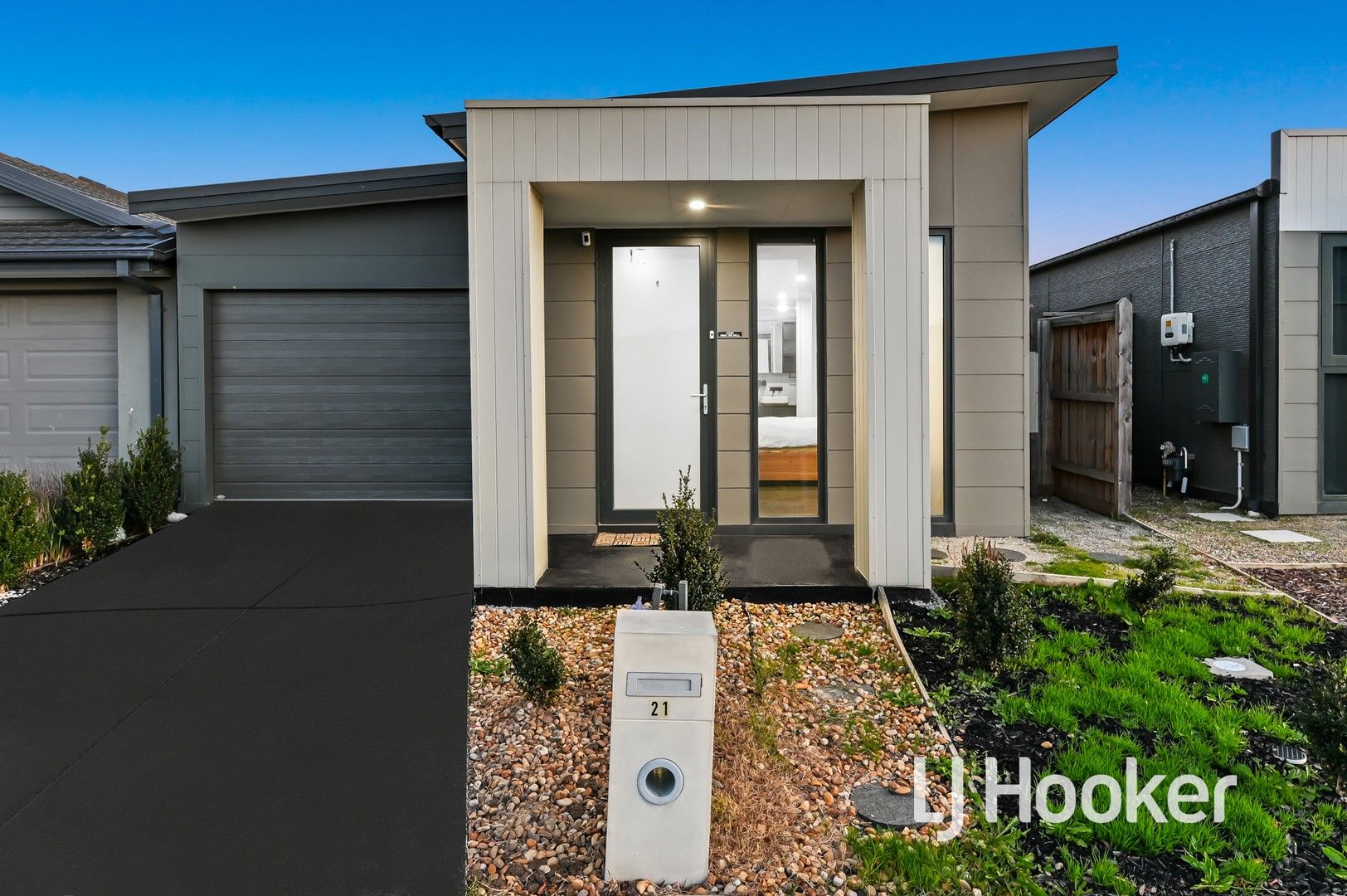 21 Freiberger Grove, Clyde North VIC 3978, Image 0