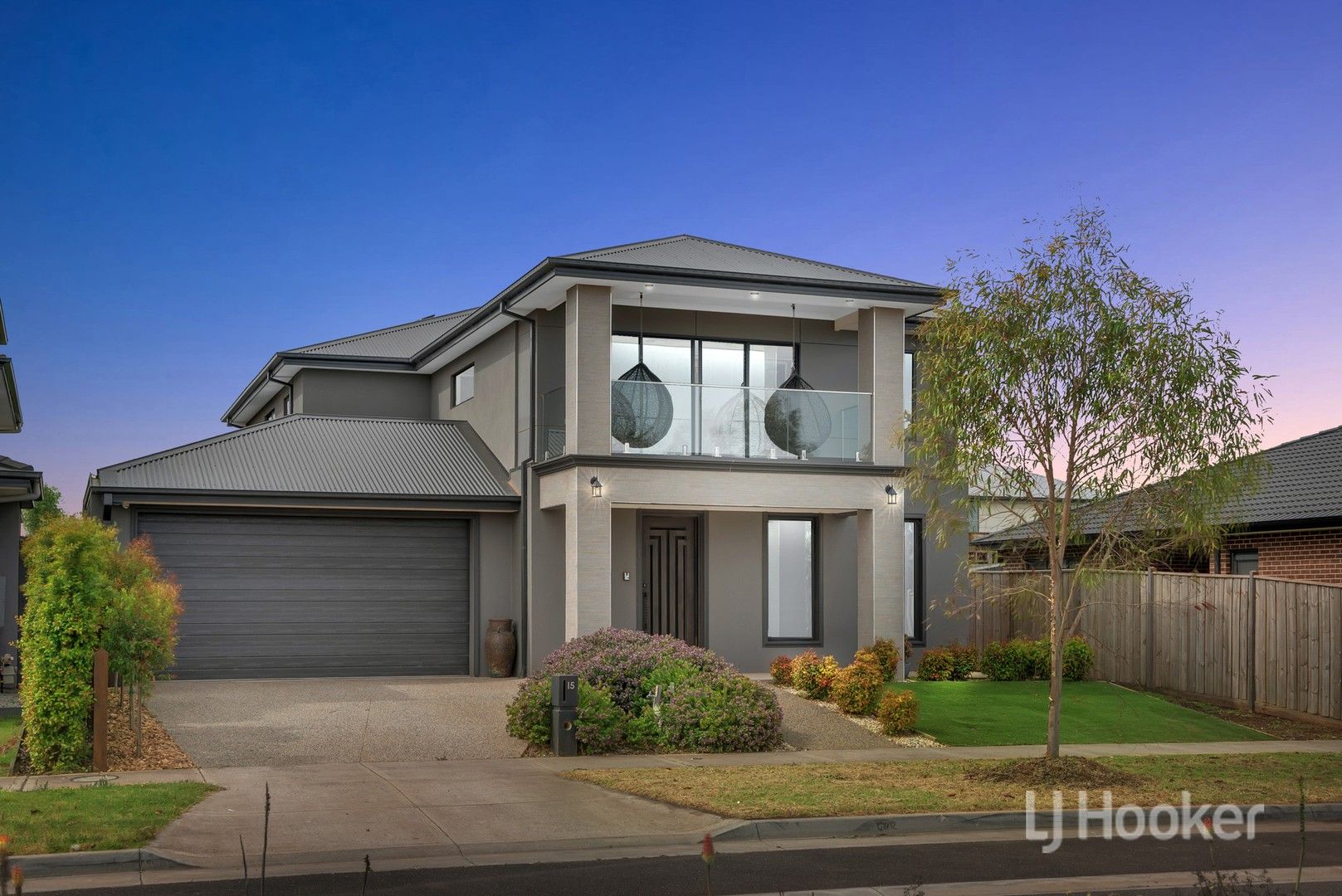 5 bedrooms House in 15 Wiltshire Boulevard THORNHILL PARK VIC, 3335