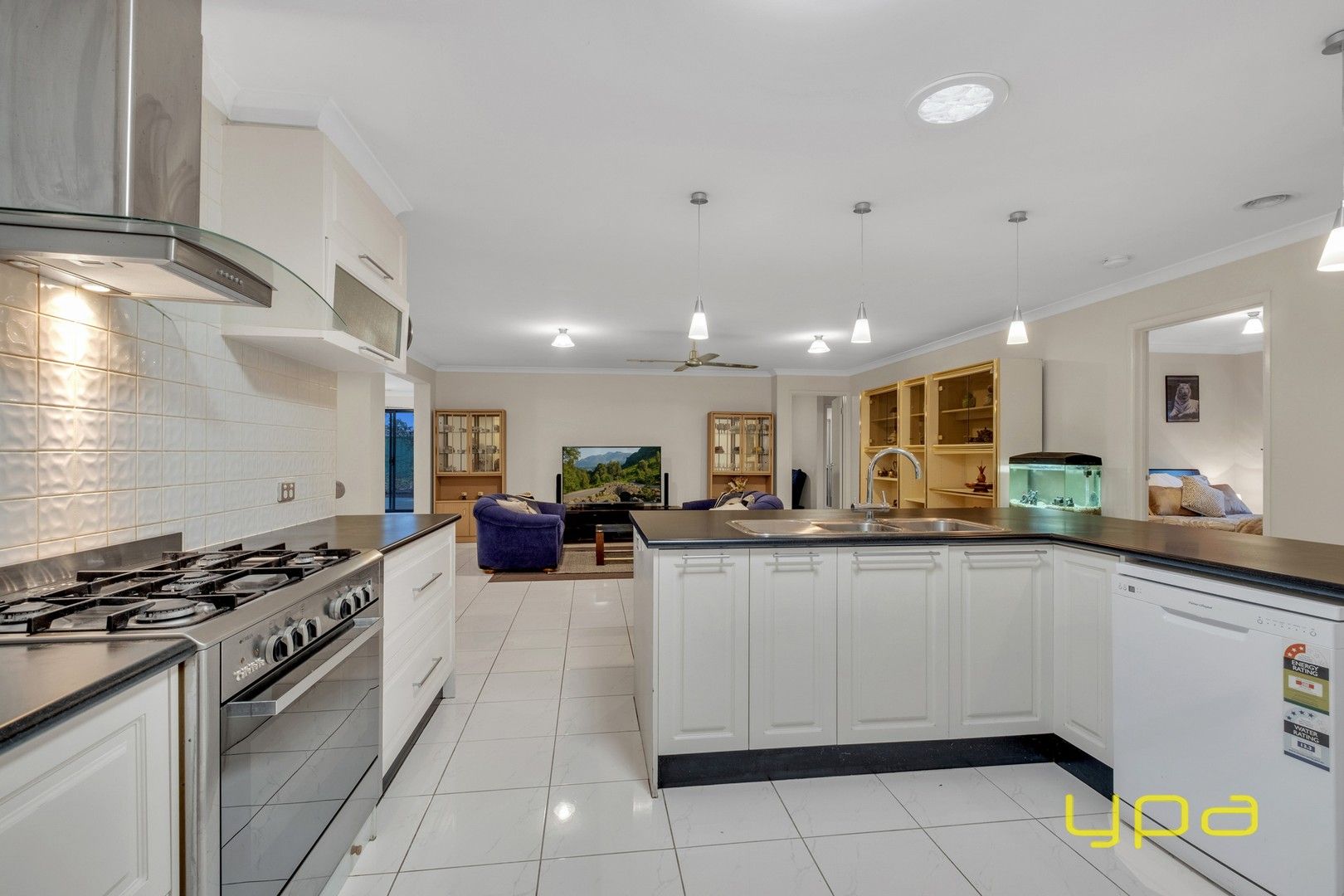 4 bedrooms House in 102 Cherryhills Drive CRANBOURNE VIC, 3977