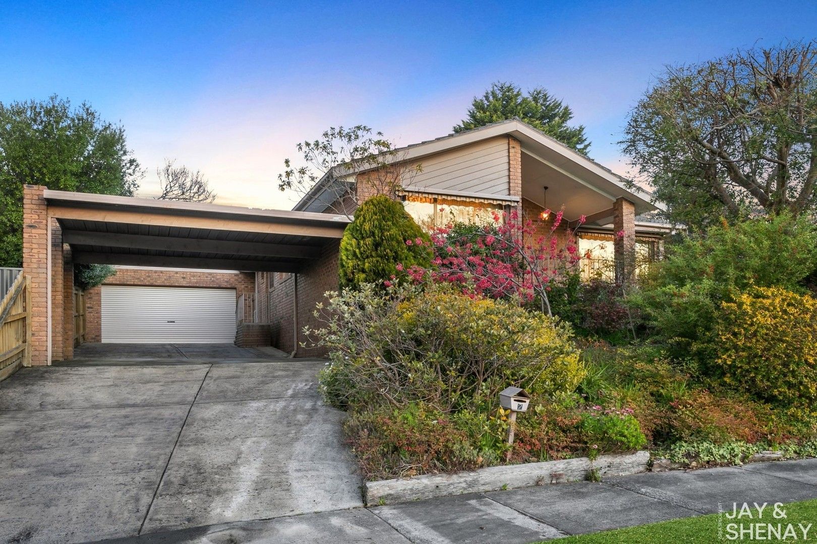 4 bedrooms House in 2 Rokewood Court ENDEAVOUR HILLS VIC, 3802