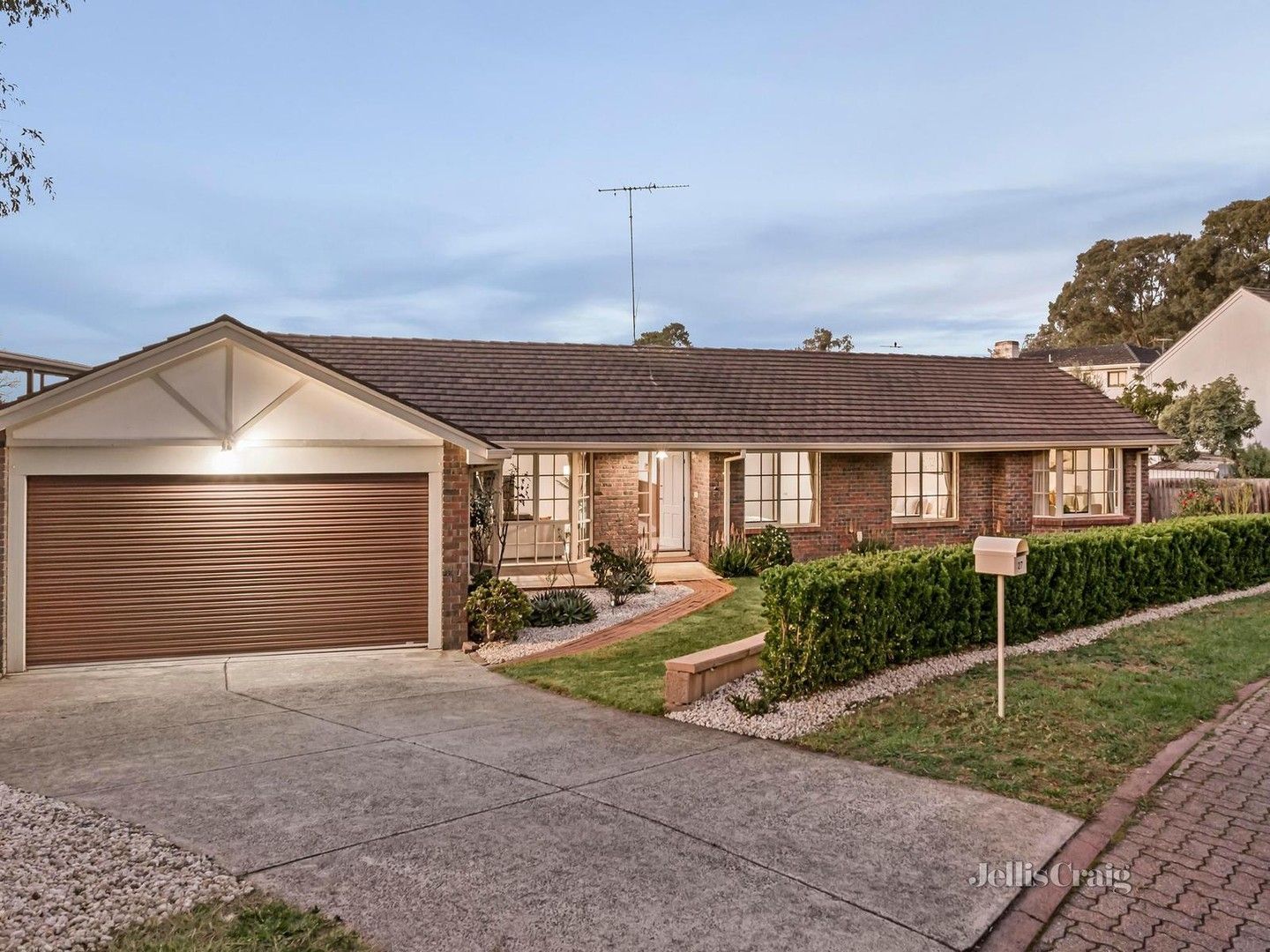 4 bedrooms House in 27 Ashton Rise DONCASTER EAST VIC, 3109