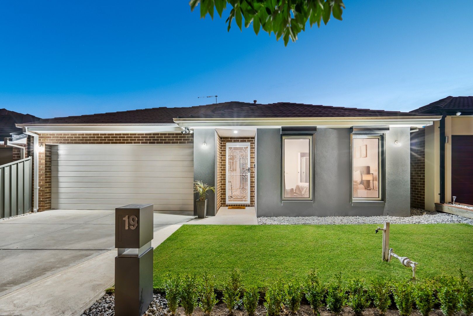 3 bedrooms House in 19 Moore Drive FRASER RISE VIC, 3336