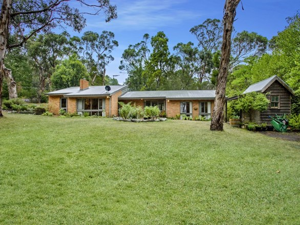 32 Cheniston Road, Mount Macedon VIC 3441