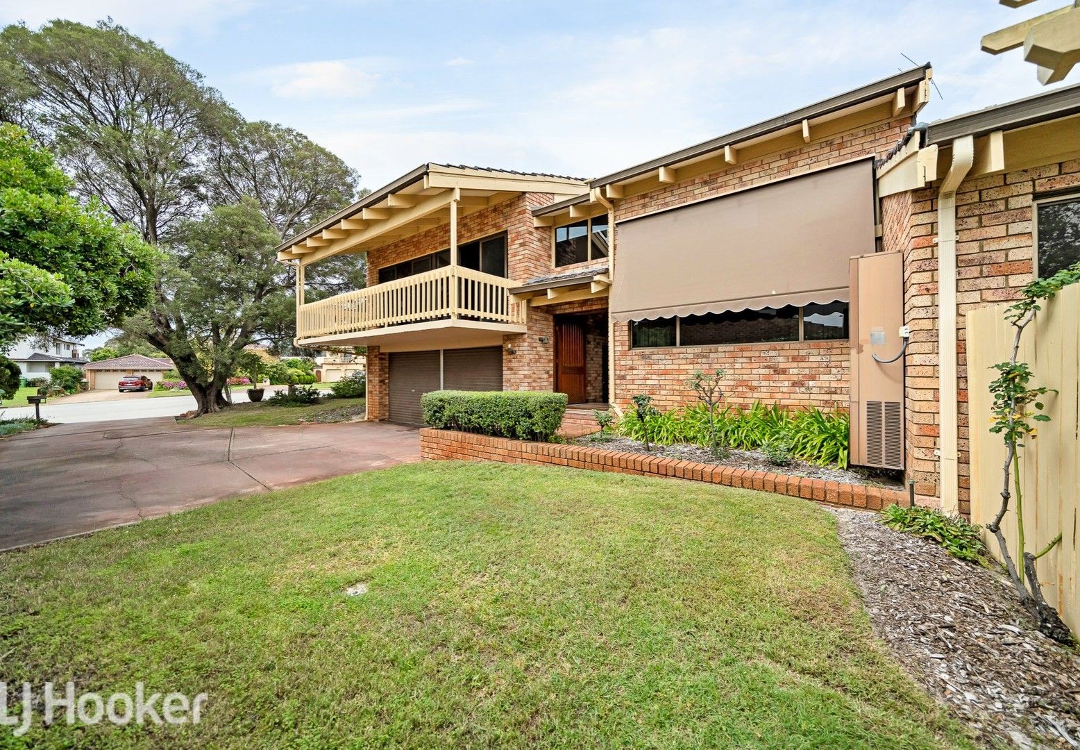 4 bedrooms House in 11 Rowley Place BULL CREEK WA, 6149