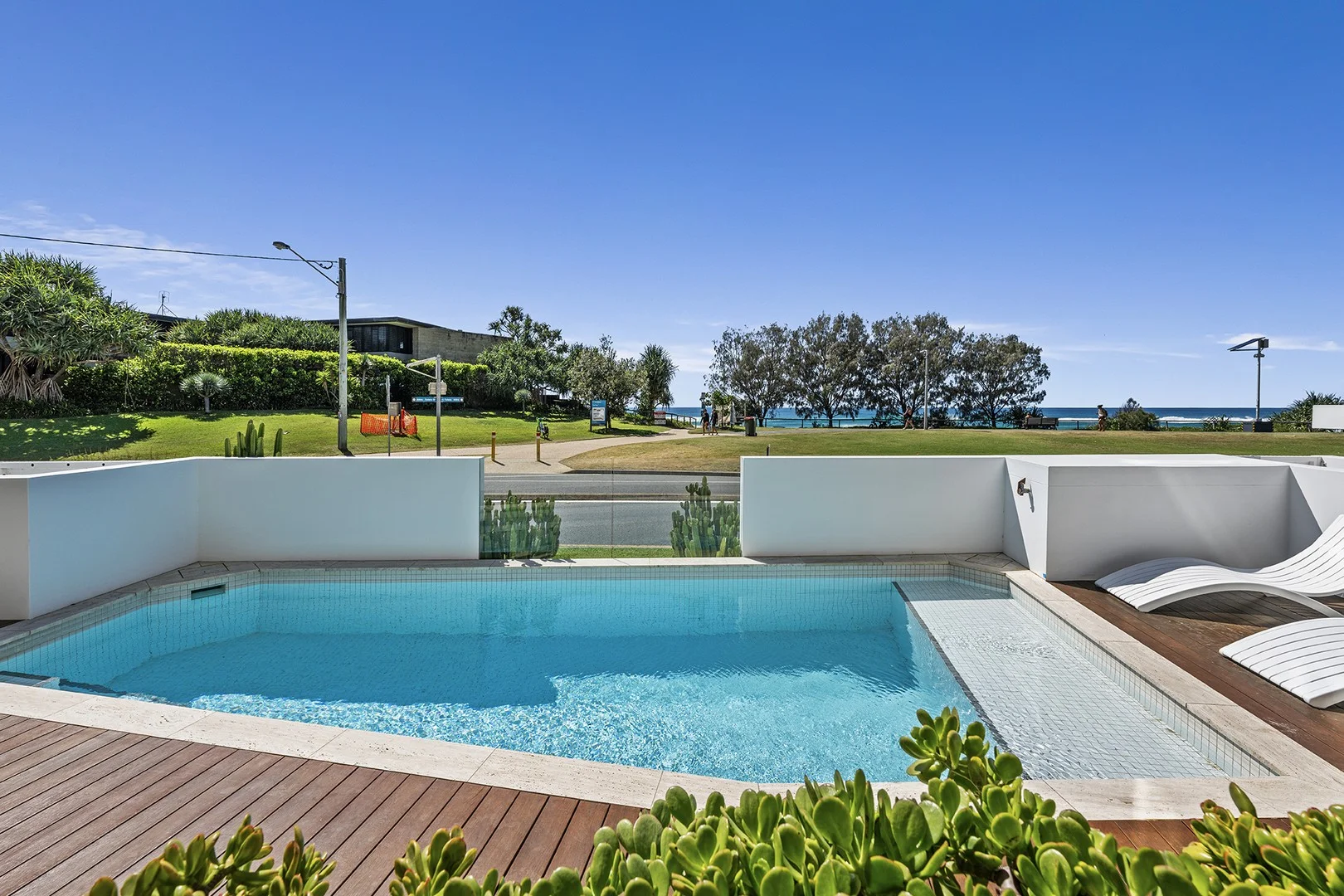 1/142 Marine Parade, Miami QLD 4220