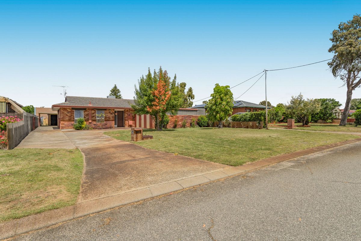 4 bedrooms House in 81 Lyrebird Way THORNLIE WA, 6108