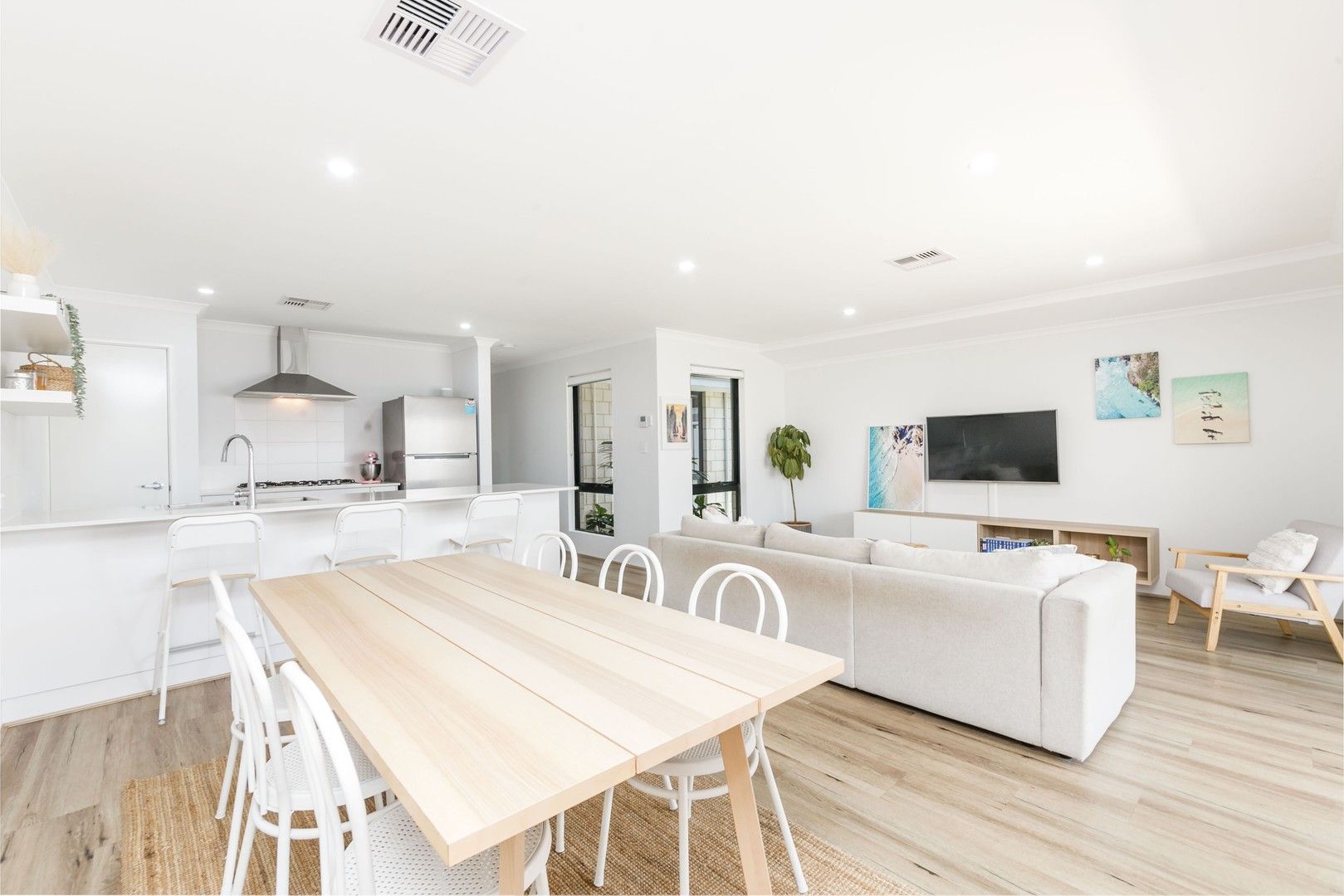 3 bedrooms House in 10 Tarifa Lane COOGEE WA, 6166