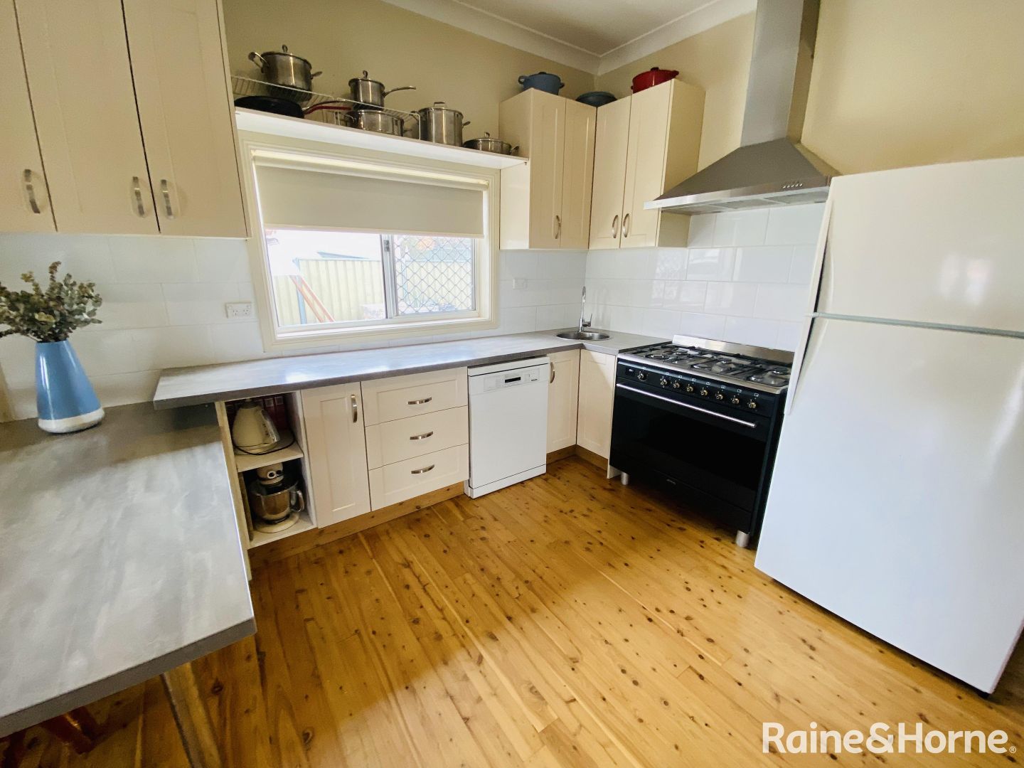 13 Medlyn Street, Parkes NSW 2870 Domain