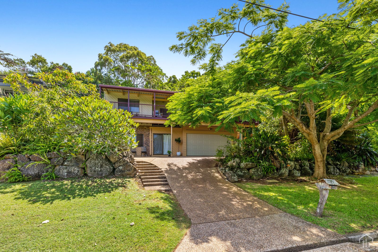 4 bedrooms House in 47 Bimbadeen Avenue BANORA POINT NSW, 2486