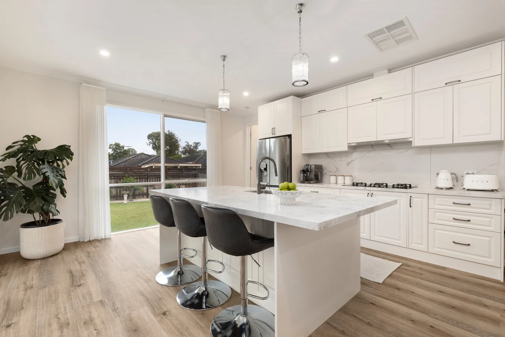 Peaceful contemporary living - View 4