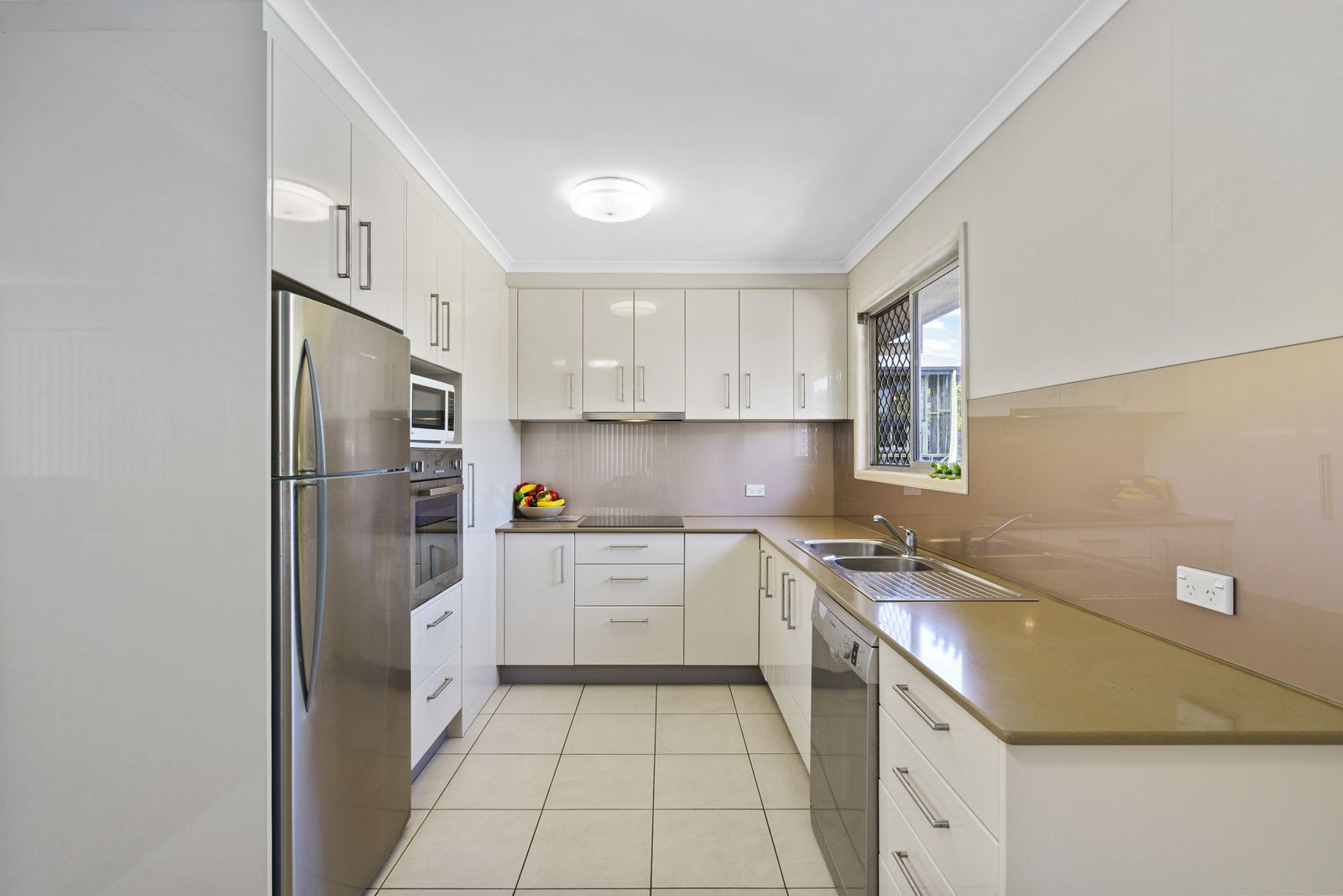 14 Samantha Street, Wynnum West QLD 4178, Image 2