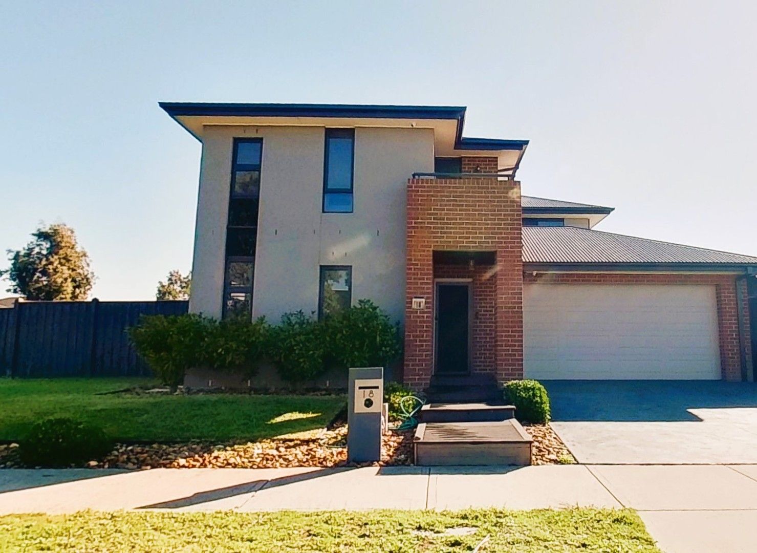 5 bedrooms House in 18 Carlingford Rd MICKLEHAM VIC, 3064