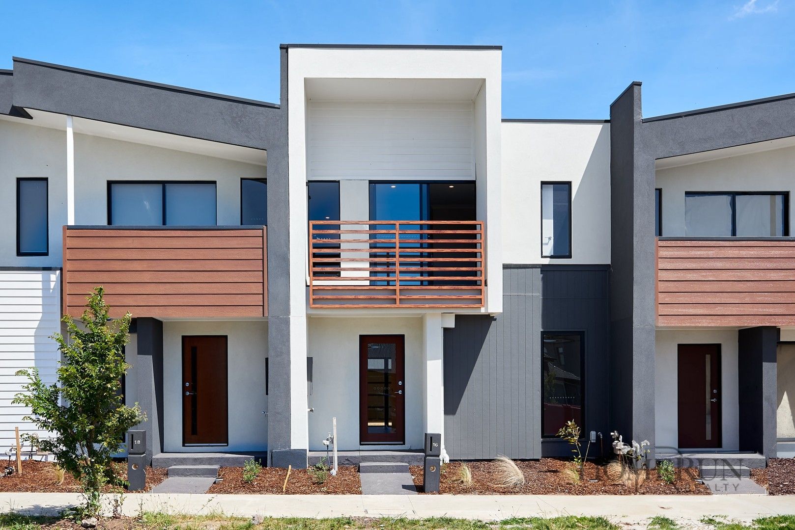 4 bedrooms Townhouse in 16 Milano Road BURNSIDE VIC, 3023