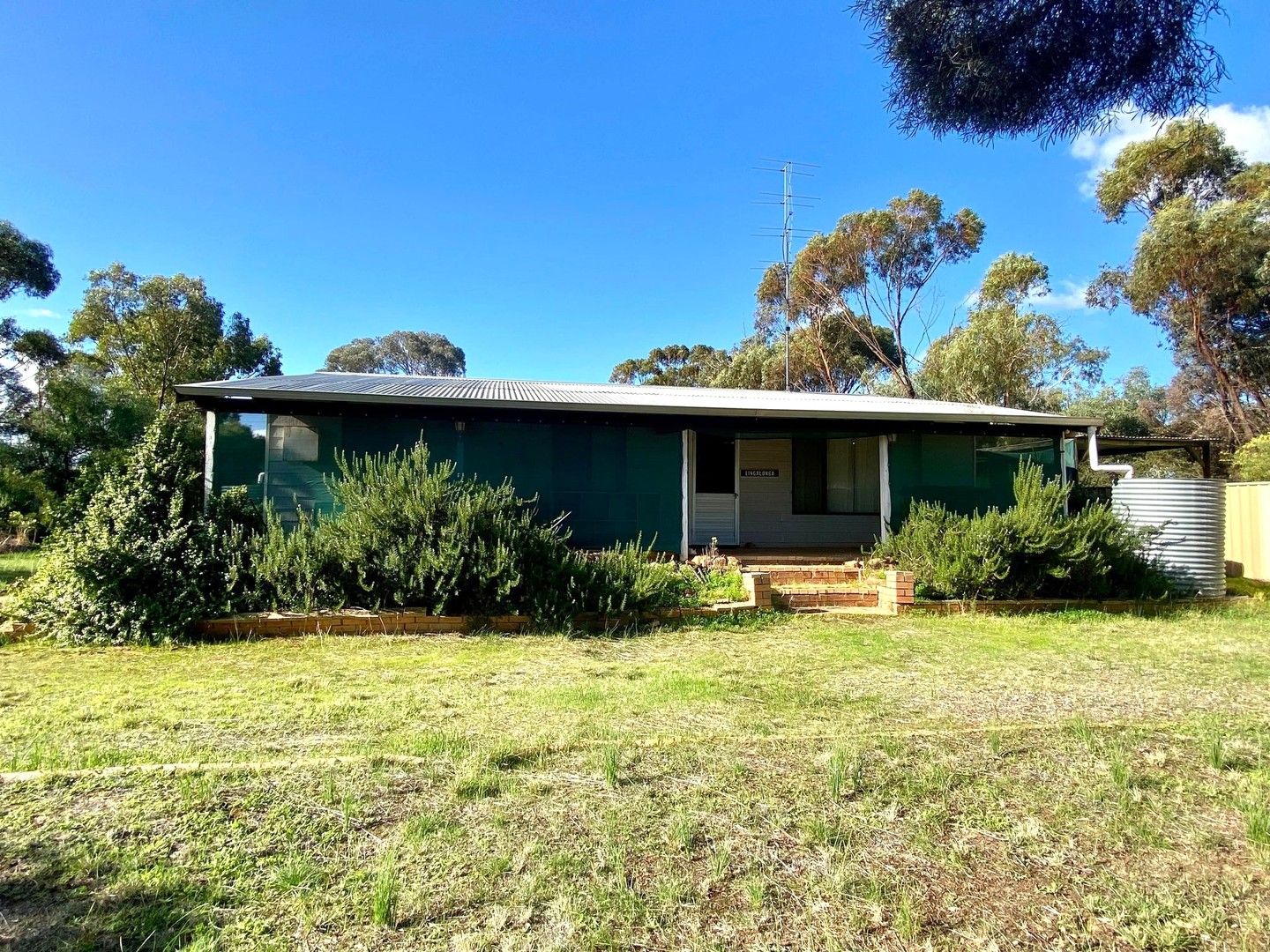 2 bedrooms House in 8 Battery Street MULUCKINE WA, 6401