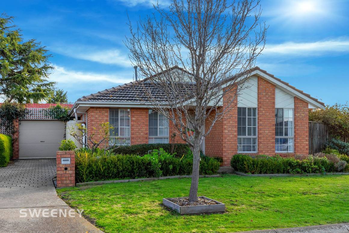 Picture of 27 Saratoga Crescent, KEILOR DOWNS VIC 3038