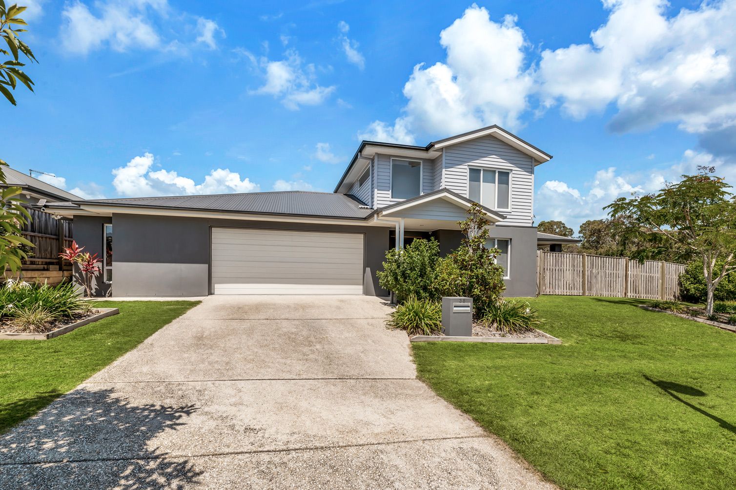 5 bedrooms House in 38 Beilby Crescent PIMPAMA QLD, 4209